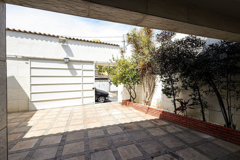 Mansão com Piscina e Área Gourmet em Venda Nova