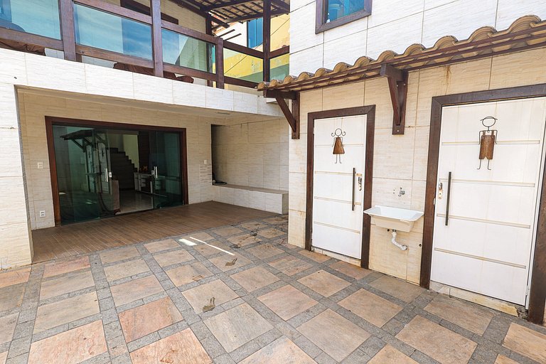 Mansão com Piscina e Área Gourmet em Venda Nova