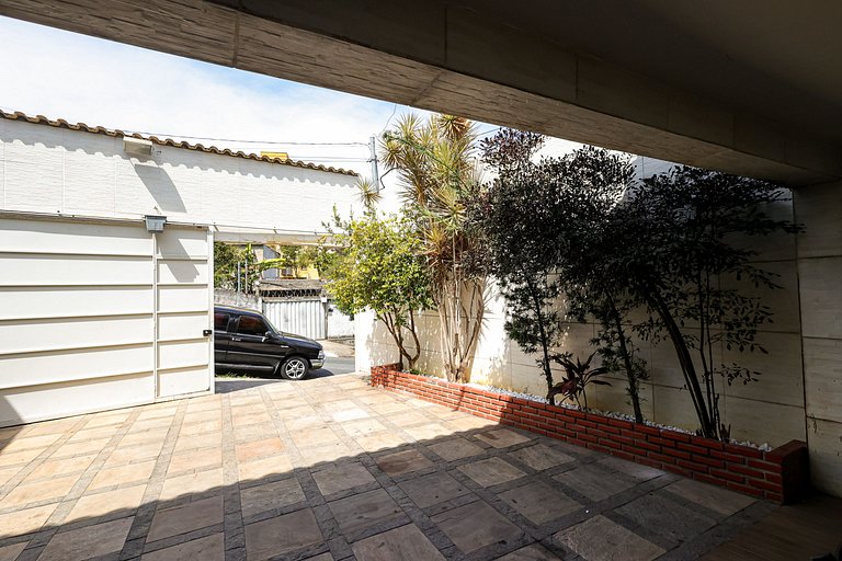 Mansão com Piscina e Área Gourmet em Venda Nova