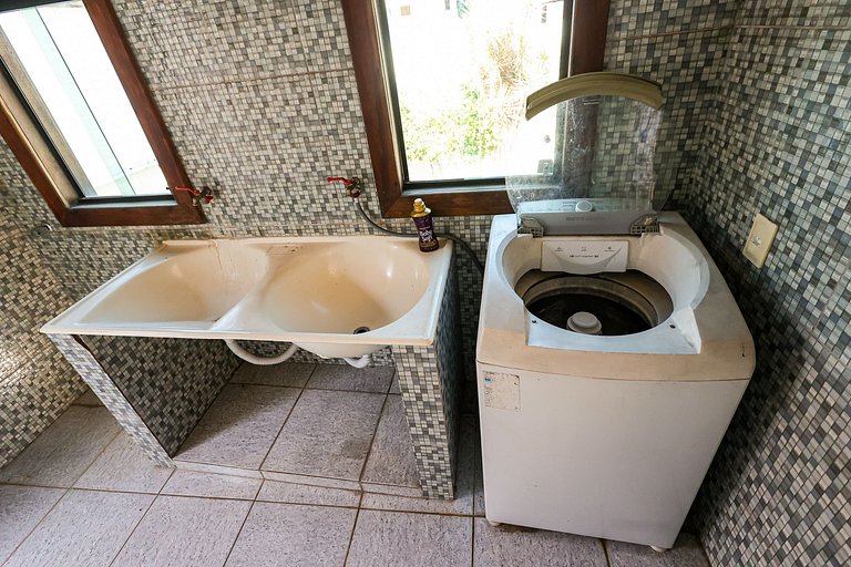 Mansão com Piscina e Área Gourmet em Venda Nova