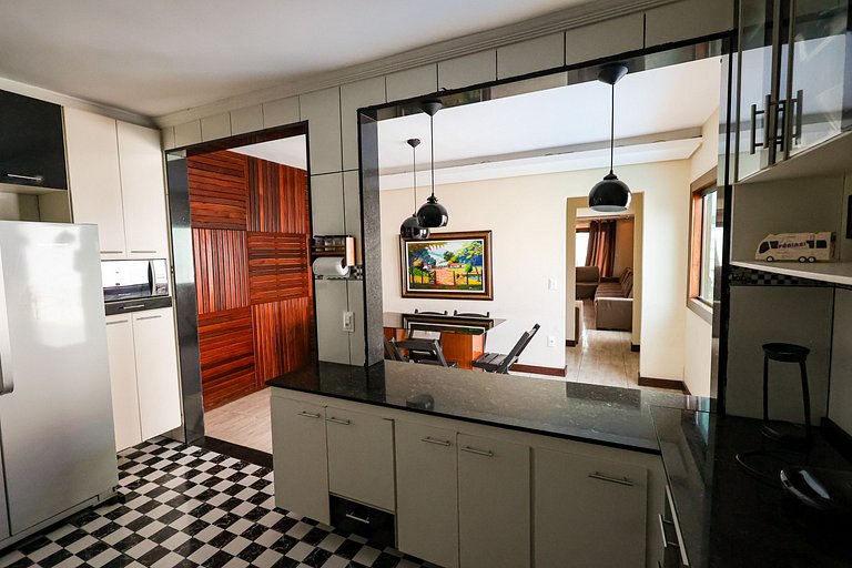 Mansão com Piscina e Área Gourmet em Venda Nova