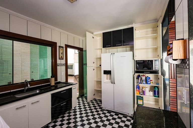 Mansão com Piscina e Área Gourmet em Venda Nova