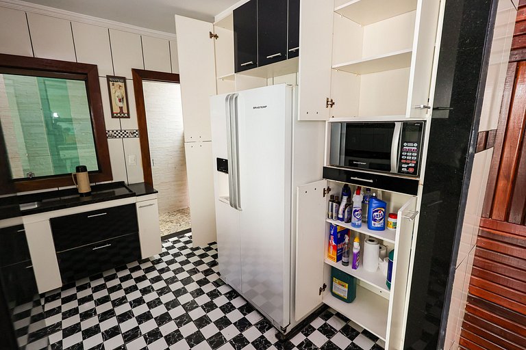 Mansão com Piscina e Área Gourmet em Venda Nova