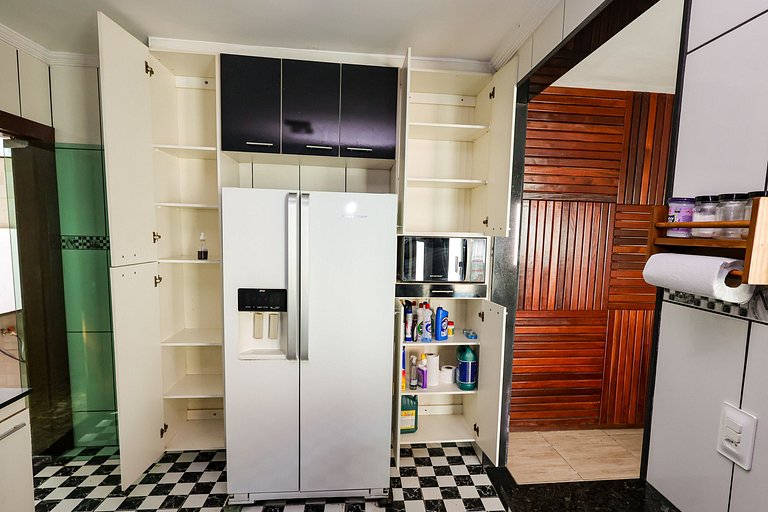 Mansão com Piscina e Área Gourmet em Venda Nova