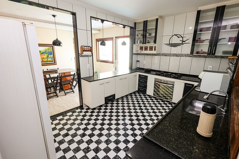 Mansão com Piscina e Área Gourmet em Venda Nova