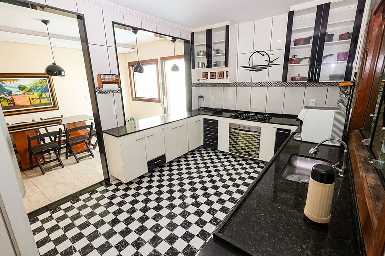 Mansão com Piscina e Área Gourmet em Venda Nova