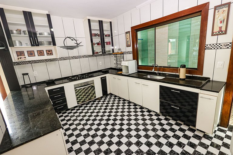 Mansão com Piscina e Área Gourmet em Venda Nova