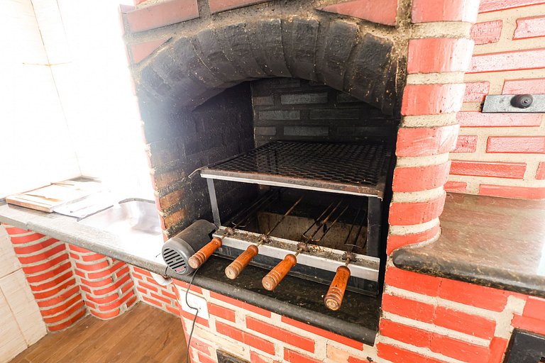 Mansão com Piscina e Área Gourmet em Venda Nova