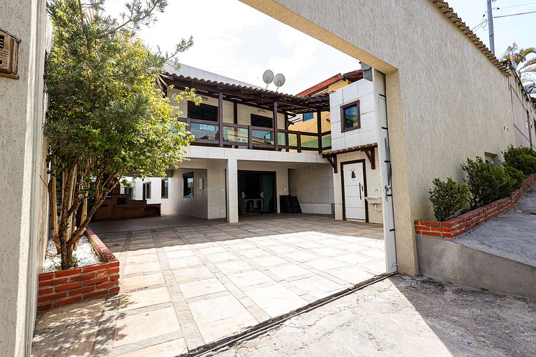 Mansão com Piscina e Área Gourmet em Venda Nova