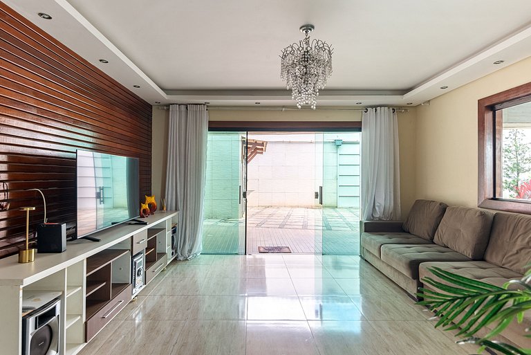 Mansão com Piscina e Área Gourmet em Venda Nova