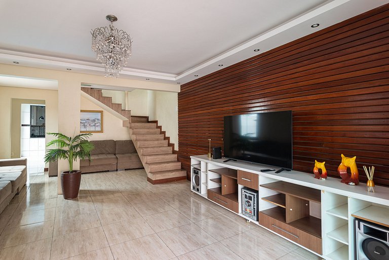 Mansão com Piscina e Área Gourmet em Venda Nova