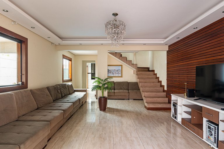 Mansão com Piscina e Área Gourmet em Venda Nova