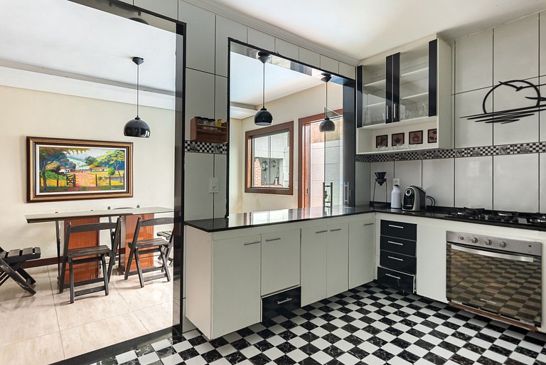 Mansão com Piscina e Área Gourmet em Venda Nova