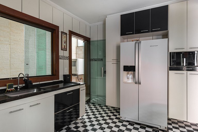 Mansão com Piscina e Área Gourmet em Venda Nova