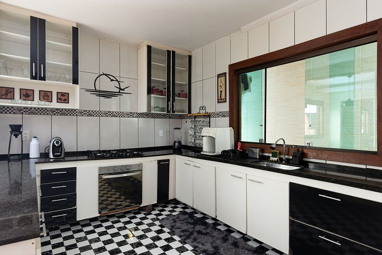 Mansão com Piscina e Área Gourmet em Venda Nova