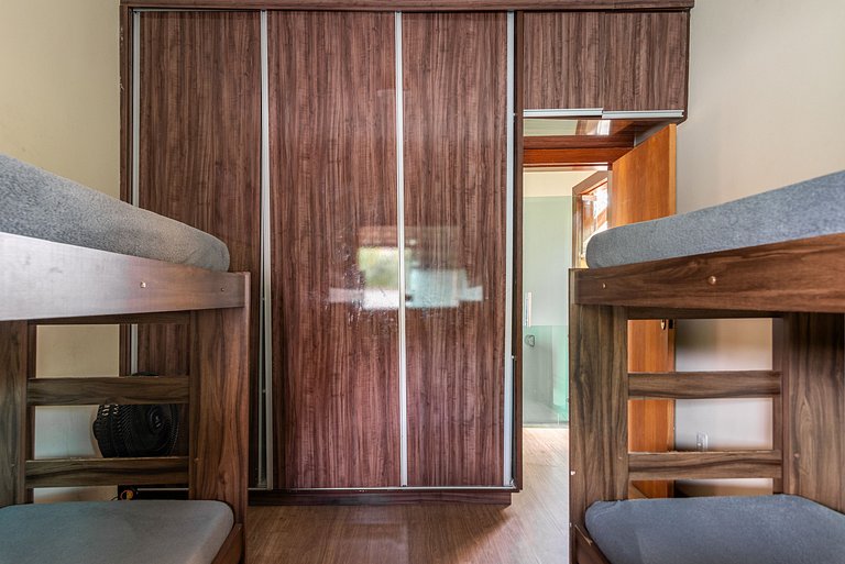 Mansão com Piscina e Área Gourmet em Venda Nova